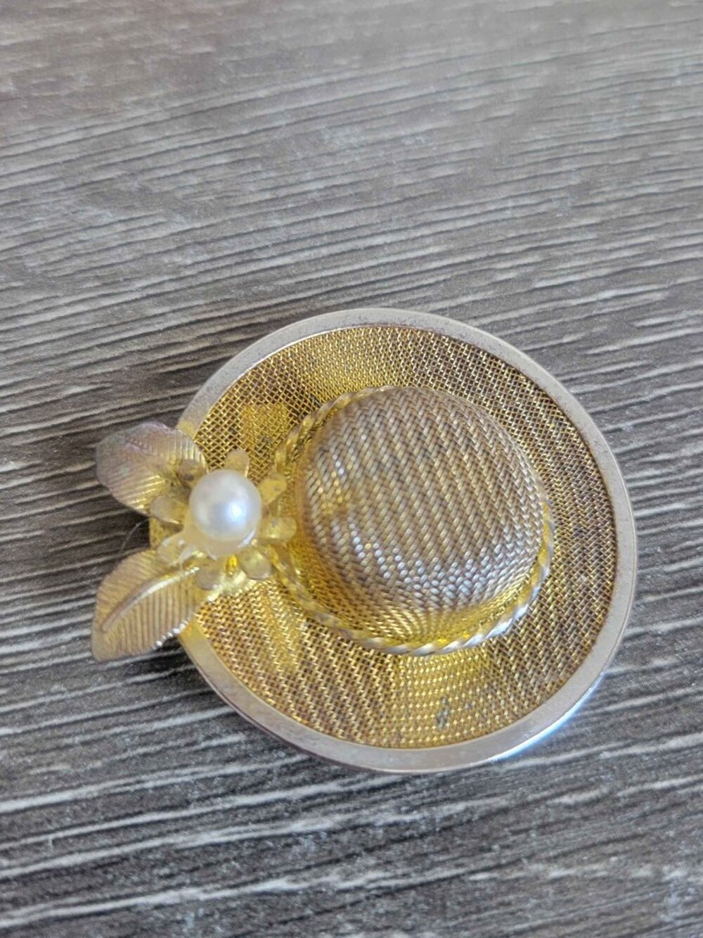 VINTAGE 1980's gold-tone lady's hat brooch